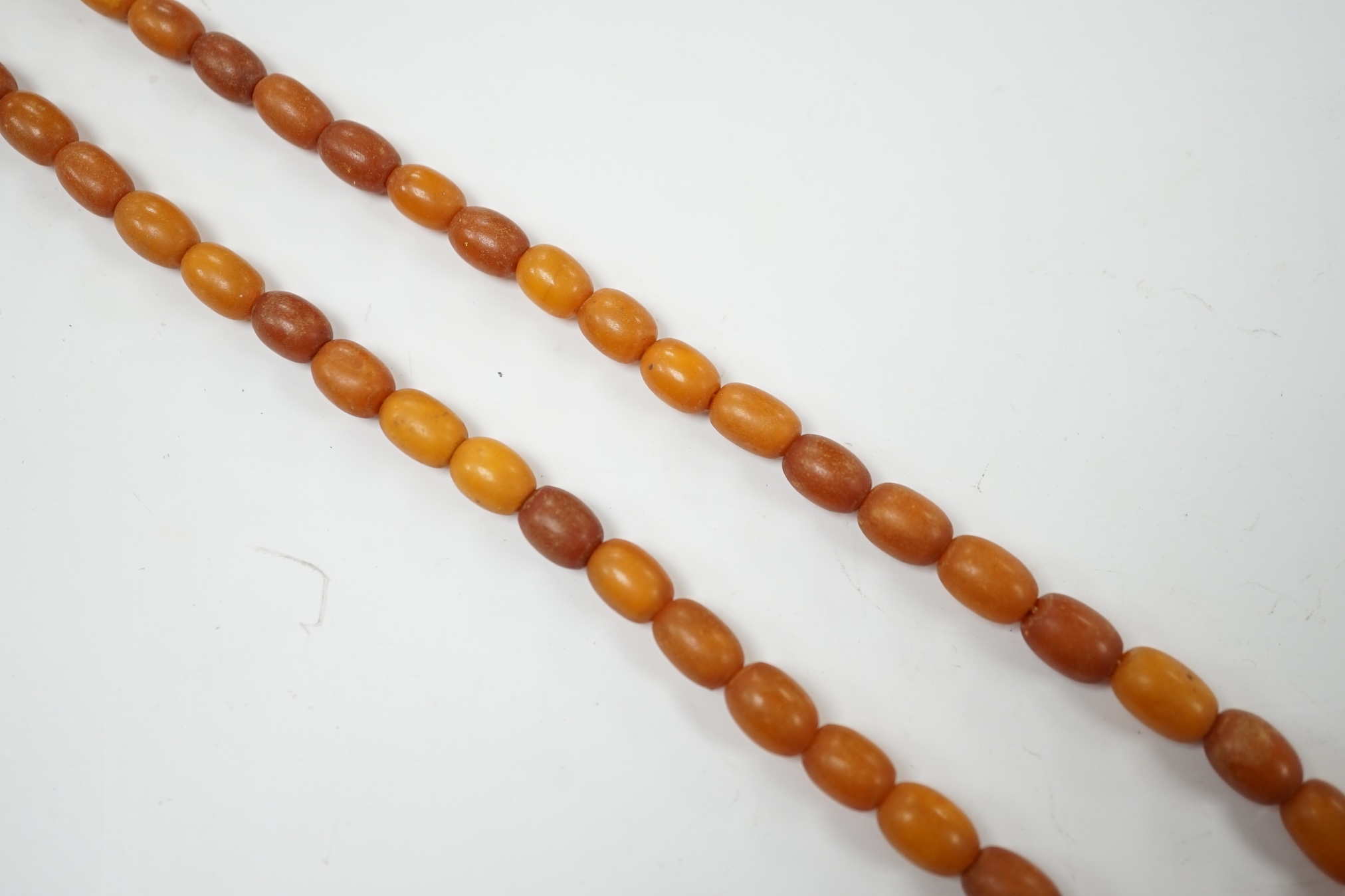 A single strand graduated amber bead necklace, 86cm, gross weight 30 grams. Condition - poor to fair